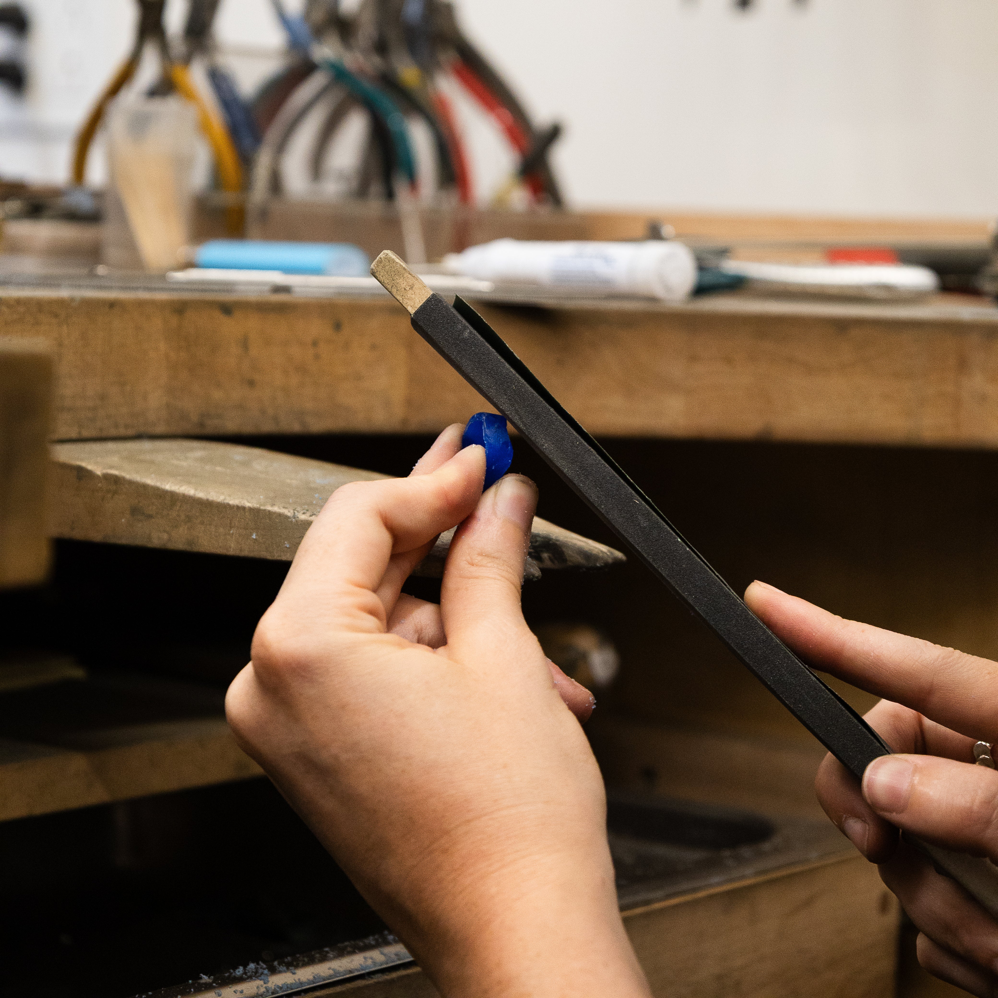 Atelier de fabrication d'une bague sculptée dans la cire