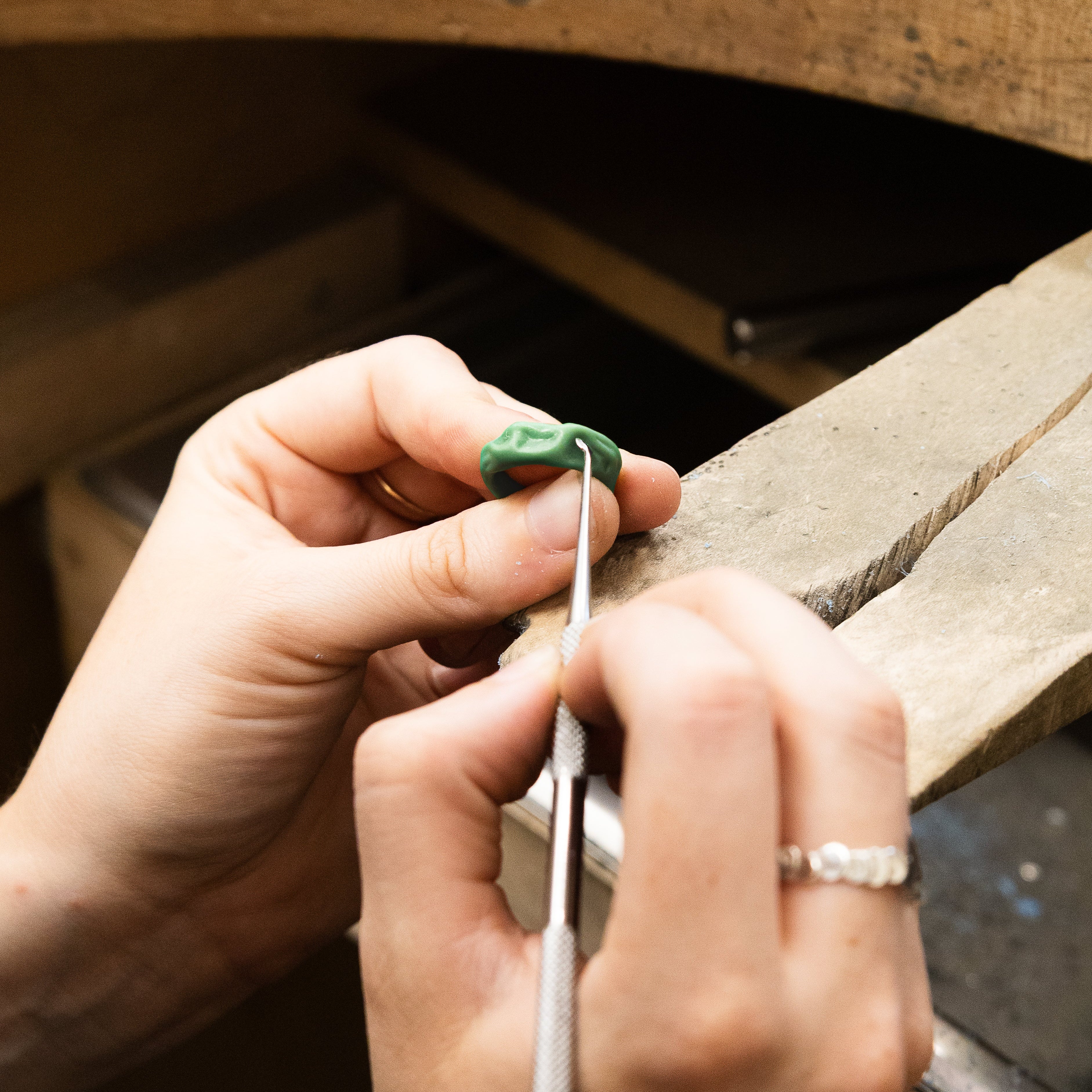 Atelier de fabrication d'une bague sculptée dans la cire