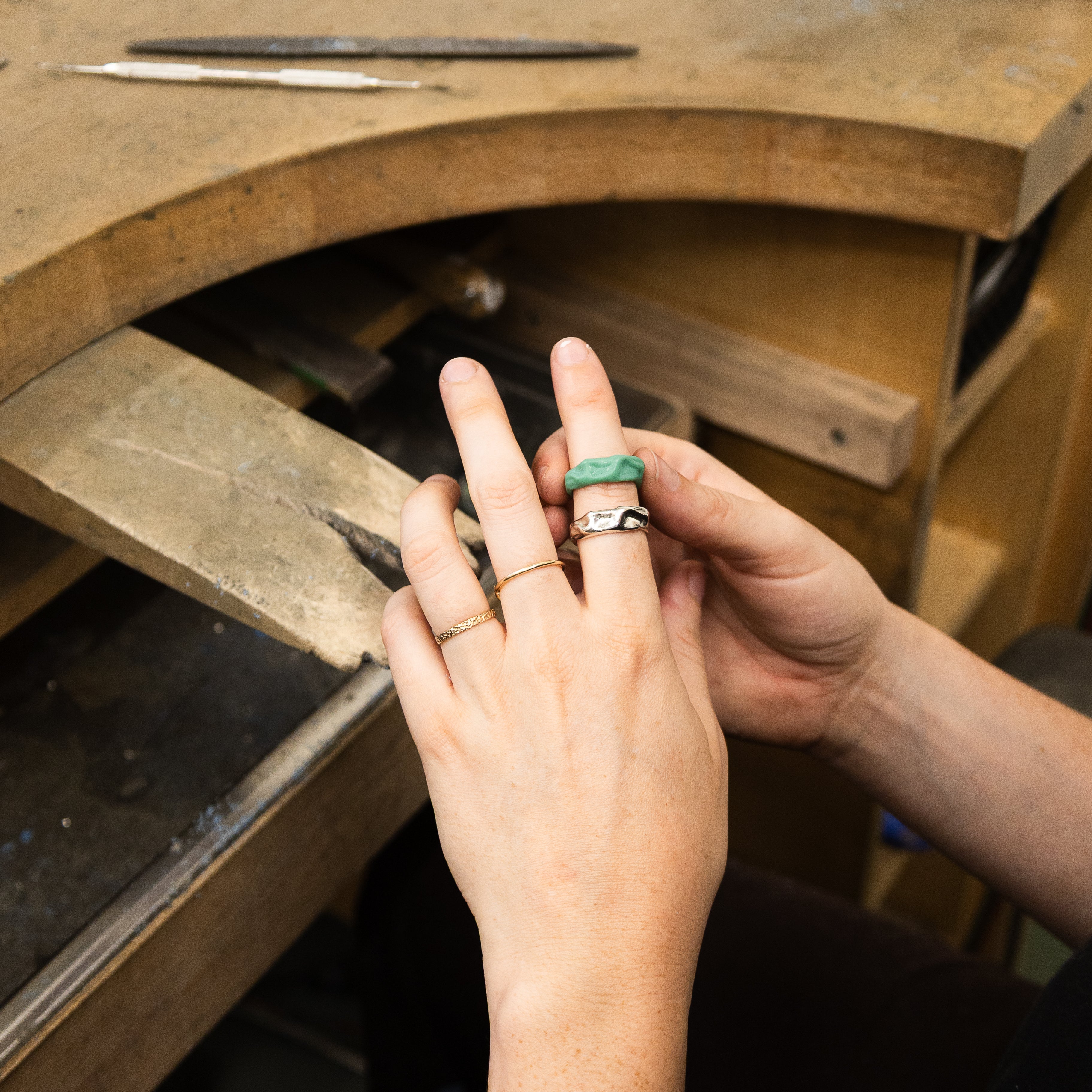 Atelier de fabrication d'une bague sculptée dans la cire